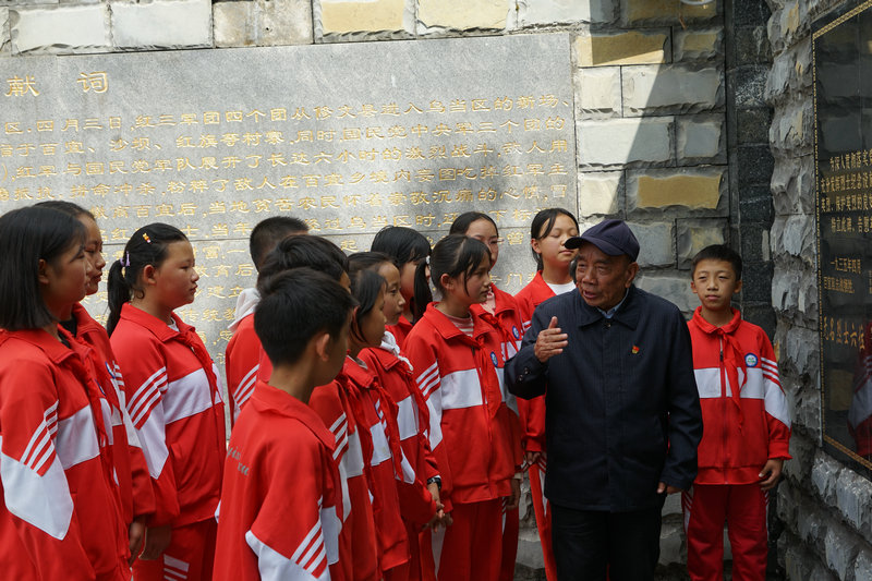 贵州省贵阳市乌当区“五老”走进烈士陵园 向青少年讲述革命烈士英雄事迹