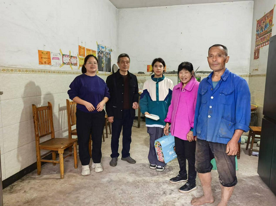 关爱童心 共护成长——自贡市富顺县狮市镇关工委开展走访慰问