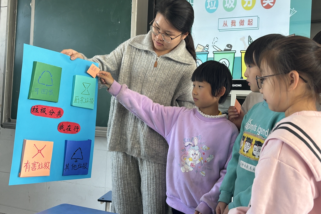 安徽省阜阳市阜南县柳沟镇何庄小学关工委开展垃圾分类科普活动
