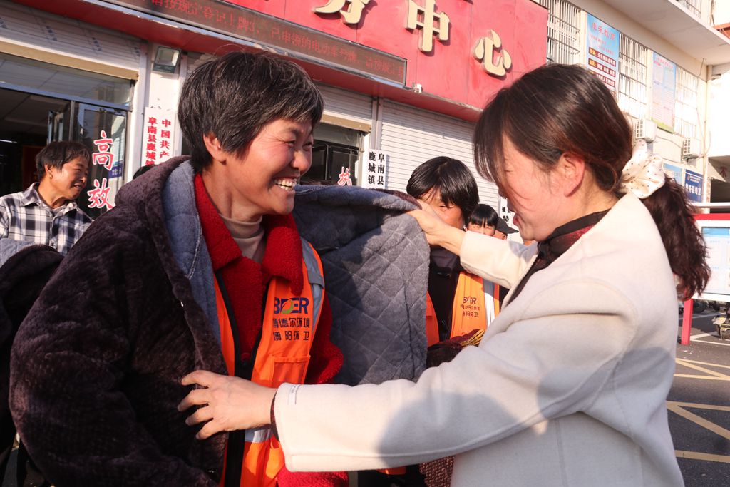 安徽省阜阳市阜南县鹿城镇骆庄社区发放防寒服“温暖”环卫工人