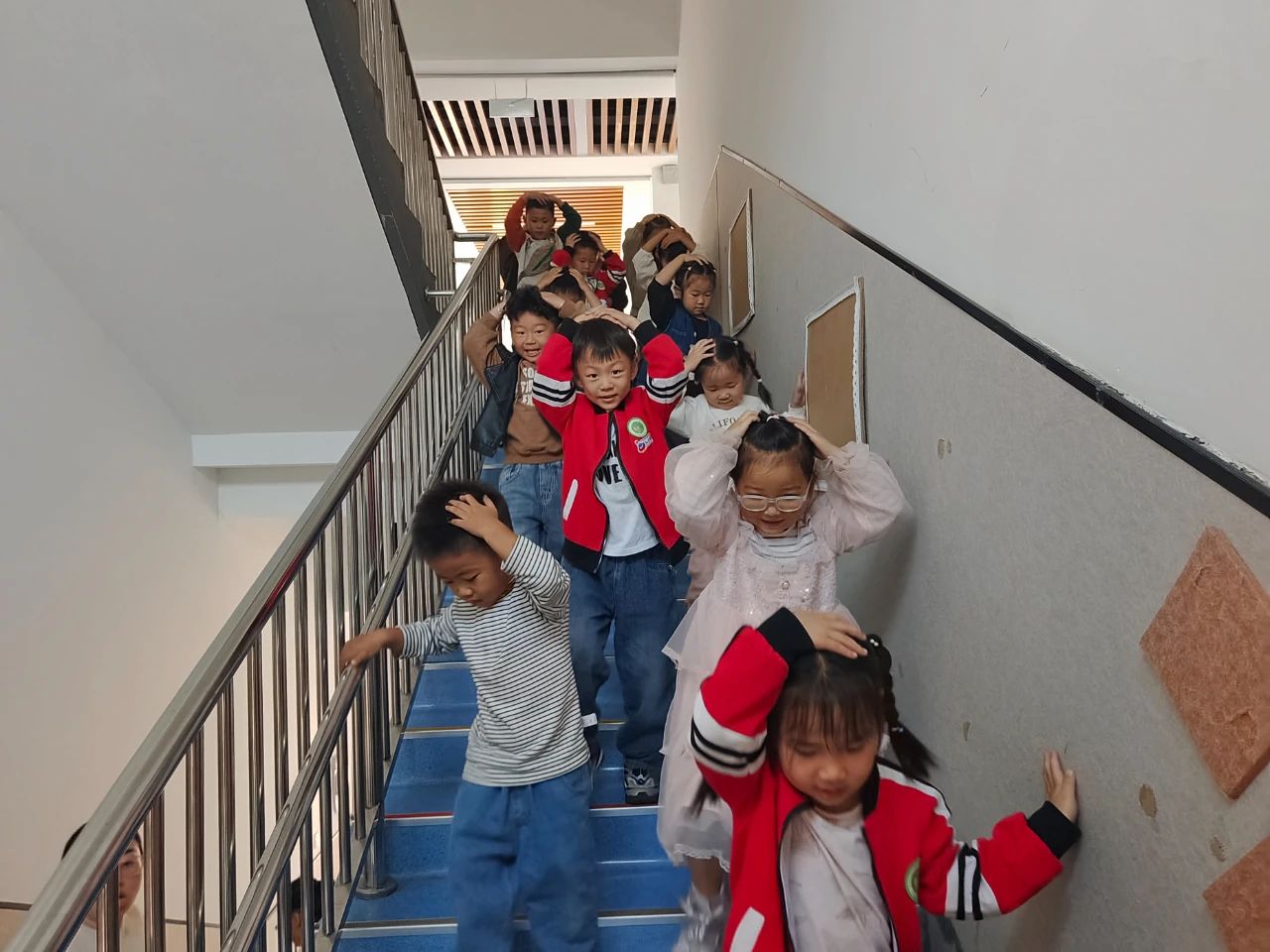 徐州经开区徐庄镇岳庄村关工委联合中心幼儿园开展“临‘震’不乱，安全‘童’行”防震应急疏散演练活动
