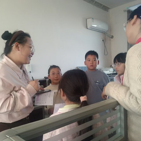 江苏省《周报》记者调研兴化市“网络互动课堂”城乡结对