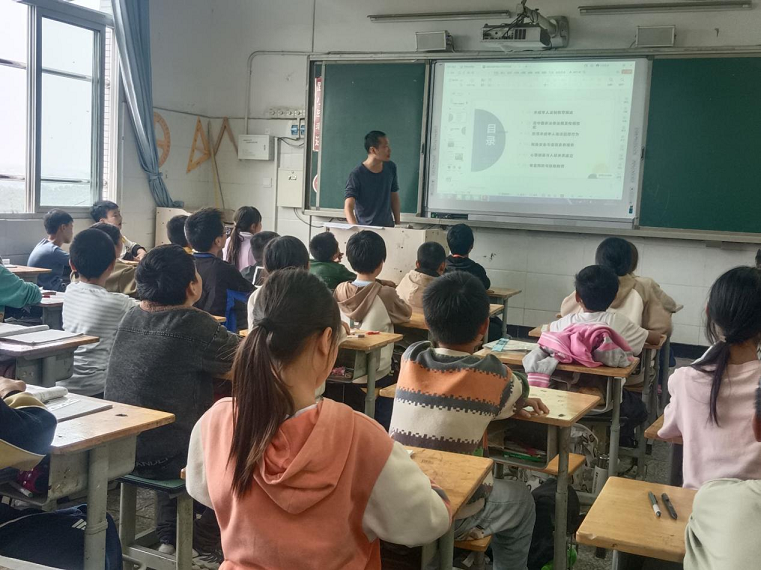 “知法守法·与法‘童’行” ——四川省自贡市富顺县狮市镇开展未成年人法治教育宣讲活动
