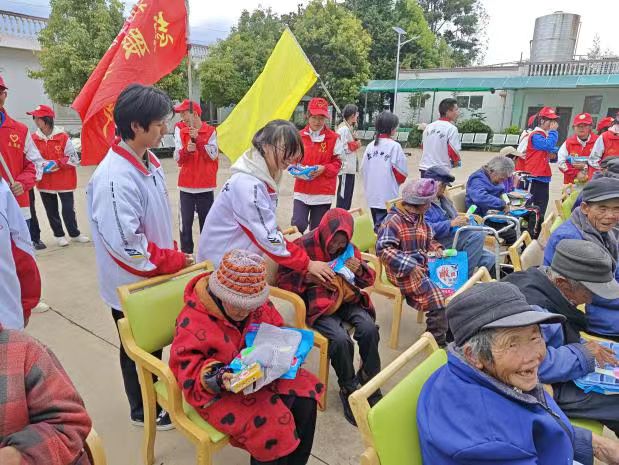 四川省凉山州盐源县中学校关工委到敬老院开展尊老爱老志愿服务活动