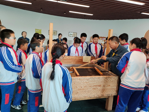 黑龙江省牡丹江市阳明区阳明街道关工委联合民政服务站组织青少年开展科普体验活动