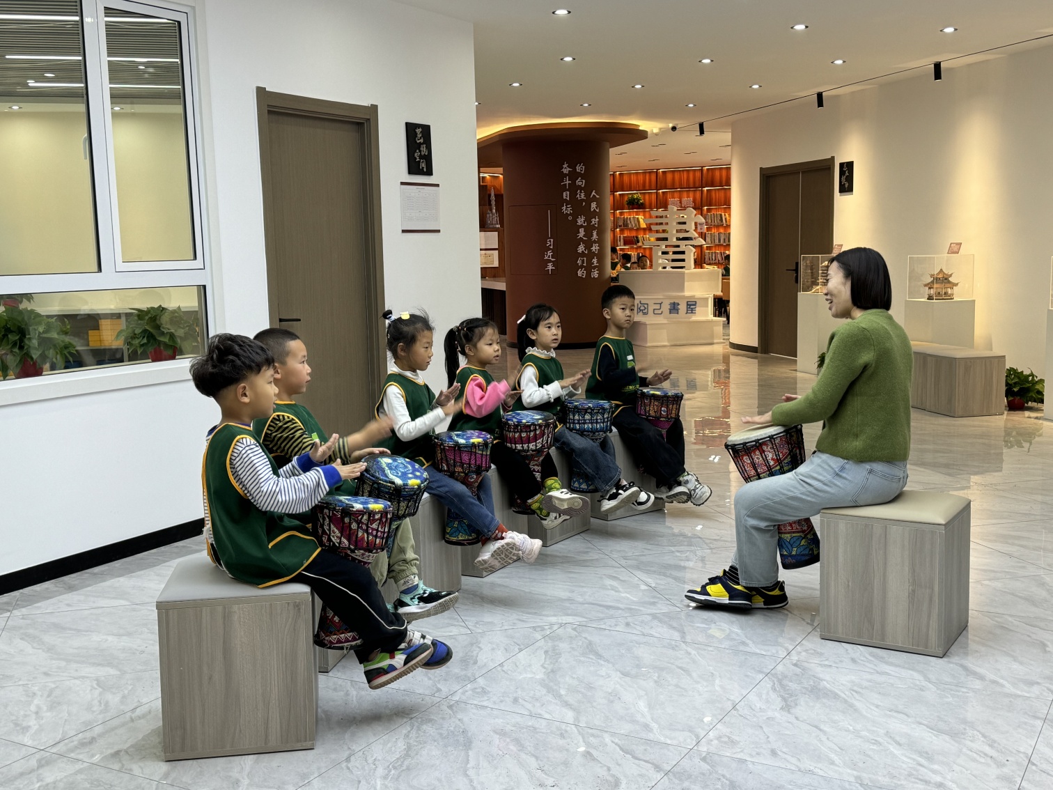鼓随心动 悦在鼓中 ——内蒙古赤峰市元宝山区西城街道新景四季东社区关工委举办非洲鼓培训活动