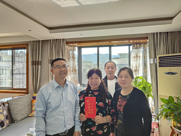孝老敬贤颂美德 浓情敬老意绵绵  贵州省贵阳市乌当区开展“孝老敬贤月”走访慰问“五老”活动