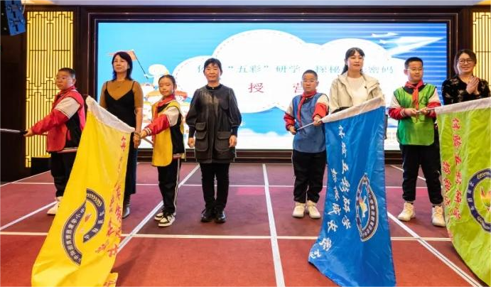 辽宁省锦州市凌海市第二小学关工委开展“体验五彩研学 探秘成长密码”研学活动