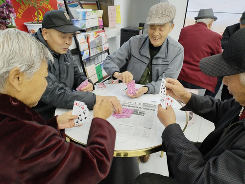 黑龙江省牡丹江市前进街道机车西社区 关工小组开展“以牌会友”趣味棋牌比赛