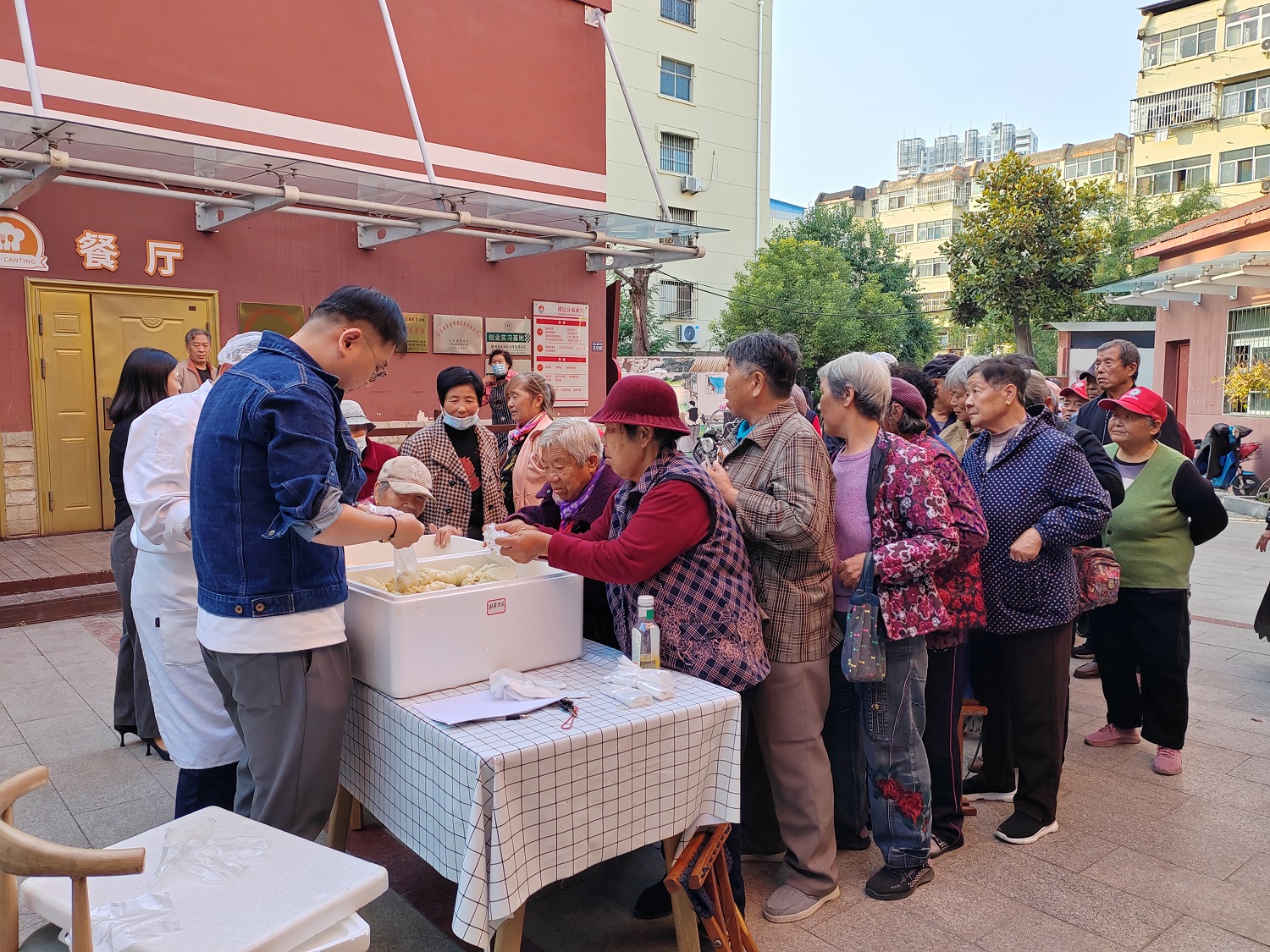 江苏省徐州经开区金山桥街道石桥社区关工委开展“幸福食堂飘出暖心味”活动