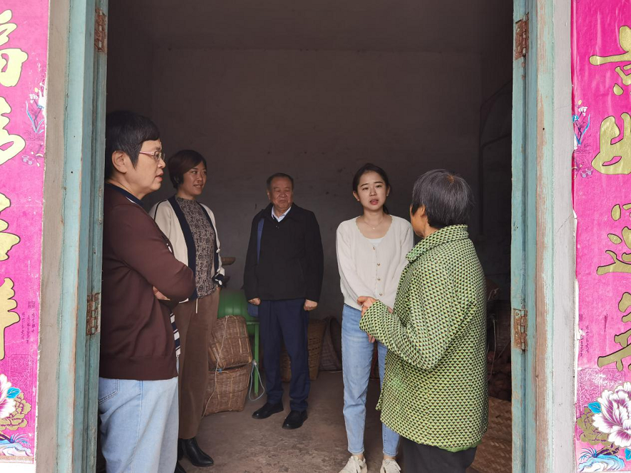 自贡市富顺县关工委走访慰问困境青少年家庭并提供援助
