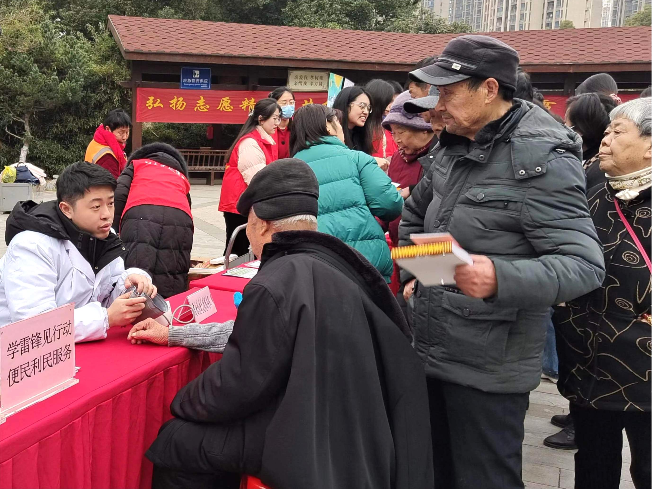 安徽省合肥市包河区滨湖世纪社区清枫居委会关工委开展爱心义诊活动