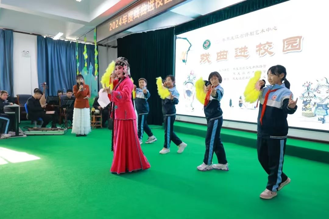 戏韵悠长润心田，国粹文化永传承