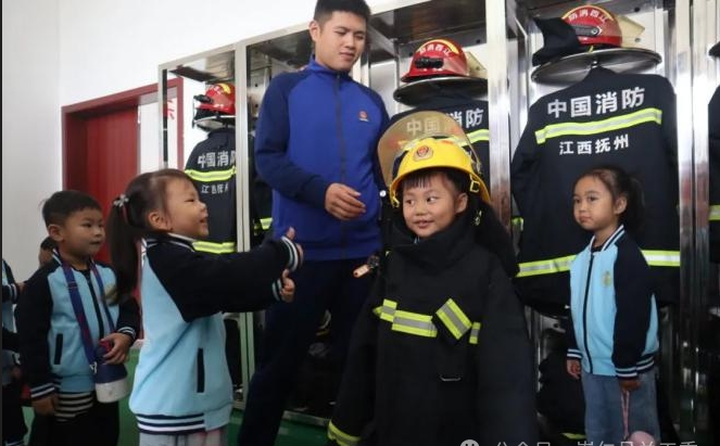 江西抚州市崇仁县第六幼儿园组织幼儿参观消防救援大队，增强消防安全意识