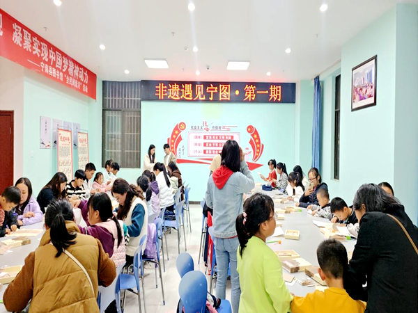 四川省凉山州宁南县图书馆关工委开展“书香暖宁南·文化润心灵”立冬主题活动