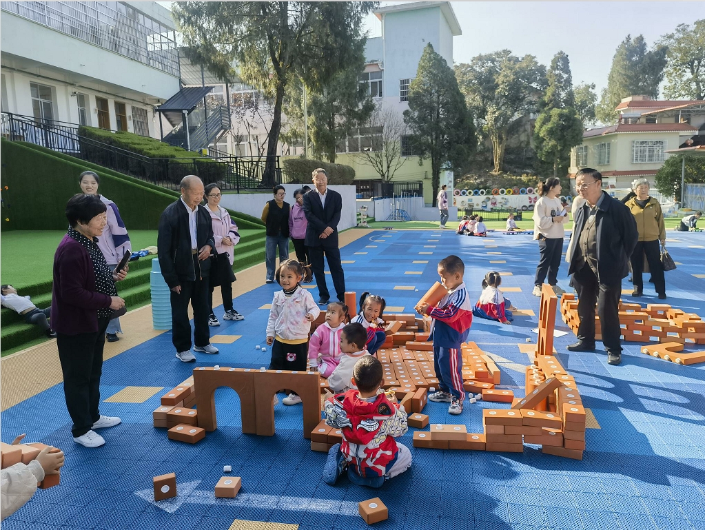 贵州省黔南州独山县关工委、县教育局到下司幼儿园验收学前教育“研培中心”项目