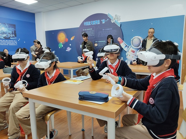 江苏省无锡市惠山区洛社镇关工委举办校外教育 科普VR体验馆启用仪式
