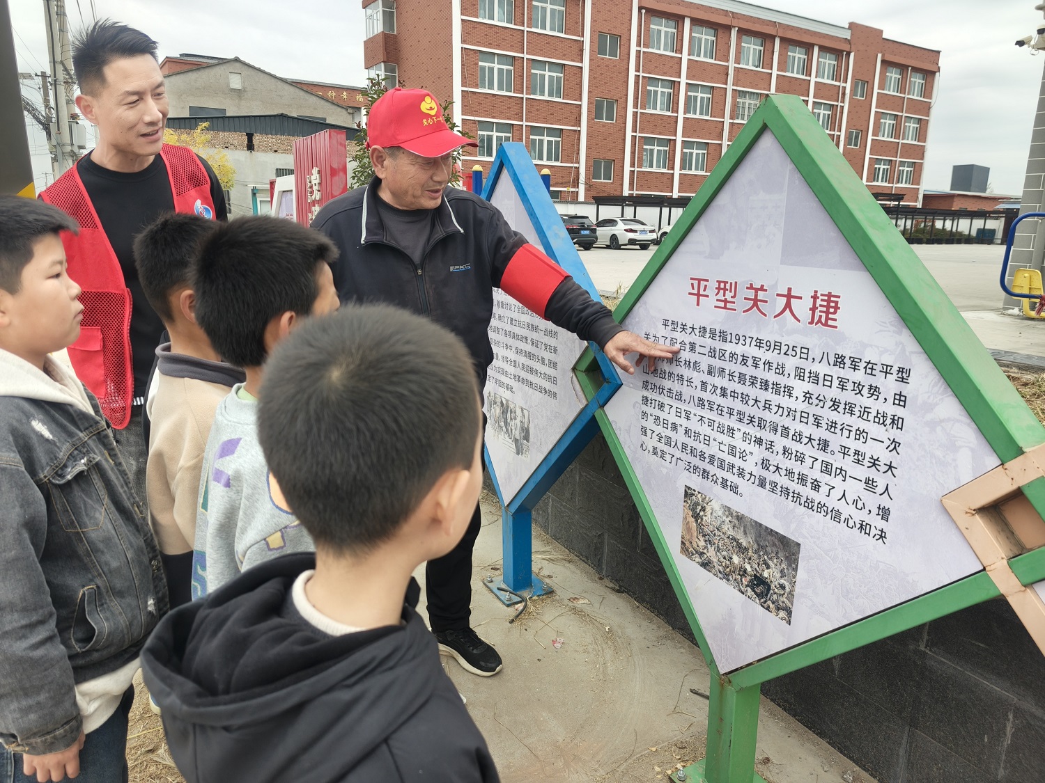 江苏省徐州市经开区徐庄镇王桥村关工委开展“老少携手心向党 红色宣讲助成长”活动