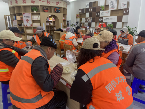 黑龙江省牡丹江市阳明区盛世华庭社区关工小组联合阳明区总工会开展“寒冬送暖”慰问新就业群体活动