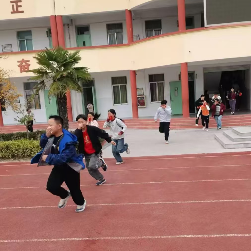 消防安全始于心，防患未然始于行 ——江苏省徐州市铜山区茅村镇任庄小学关工委组织开展消防安全应急疏散演练活动