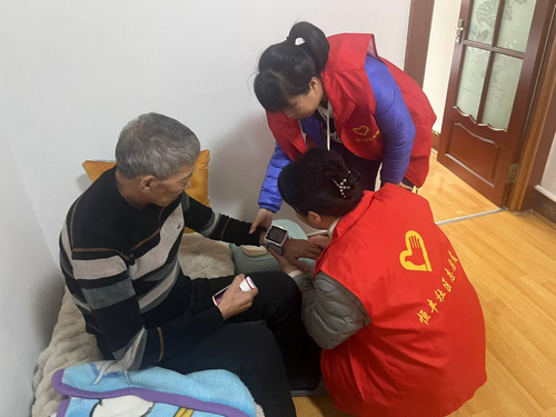 黑龙江省牡丹江市阳明区恒丰社区关工小组开展 “情暖独居老人，共建邻里温情””志愿服务活动