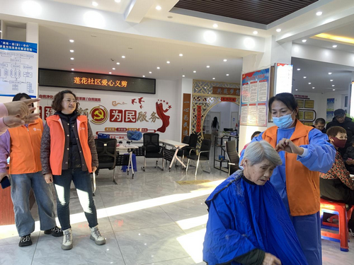 黑龙江省牡丹江市阳明区新兴街道莲花社区关工小组开展“爱心义剪扮靓社区”志愿服务活动