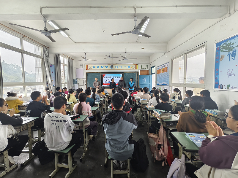 关爱明天 普法先行——四川省自贡市富顺县东湖街道关工委法治教育宣传进校园