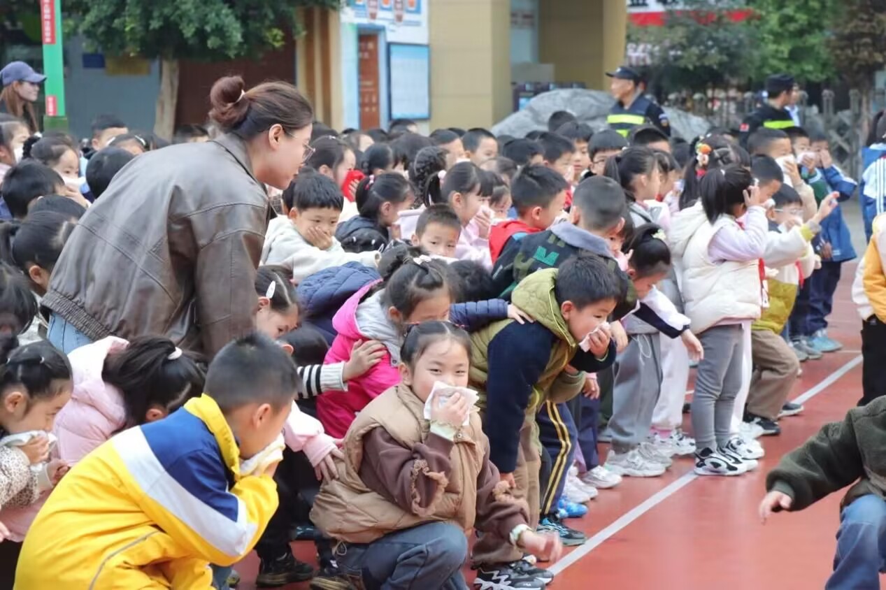 成都市沙河源小学关工委举办“全民消防 生命至上”消防疏散演练