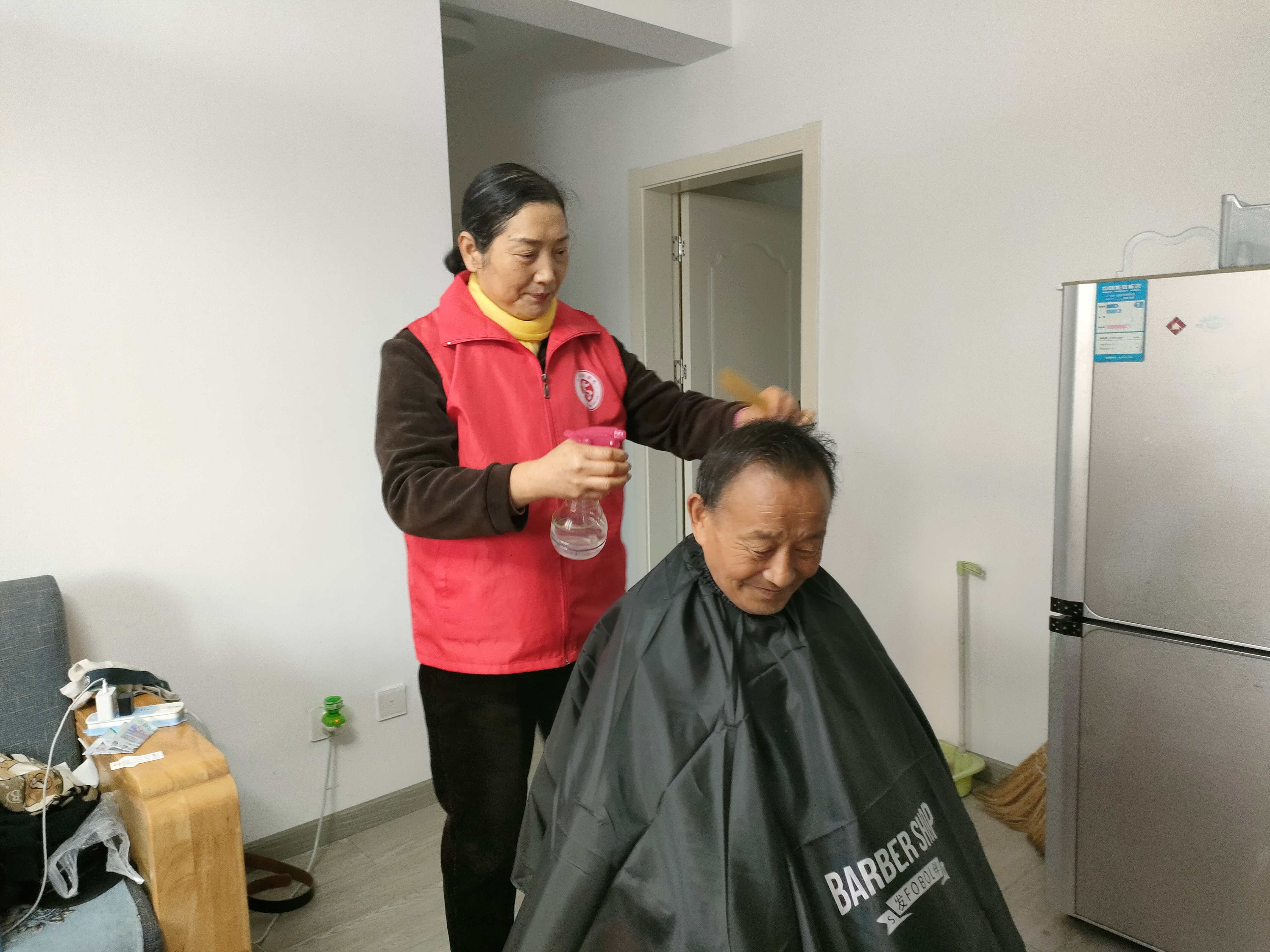 合肥市烟墩街道欣园社区关工委组织“五老”开展“爱心义剪进家门 传递温暖与关怀’”入户理发活动