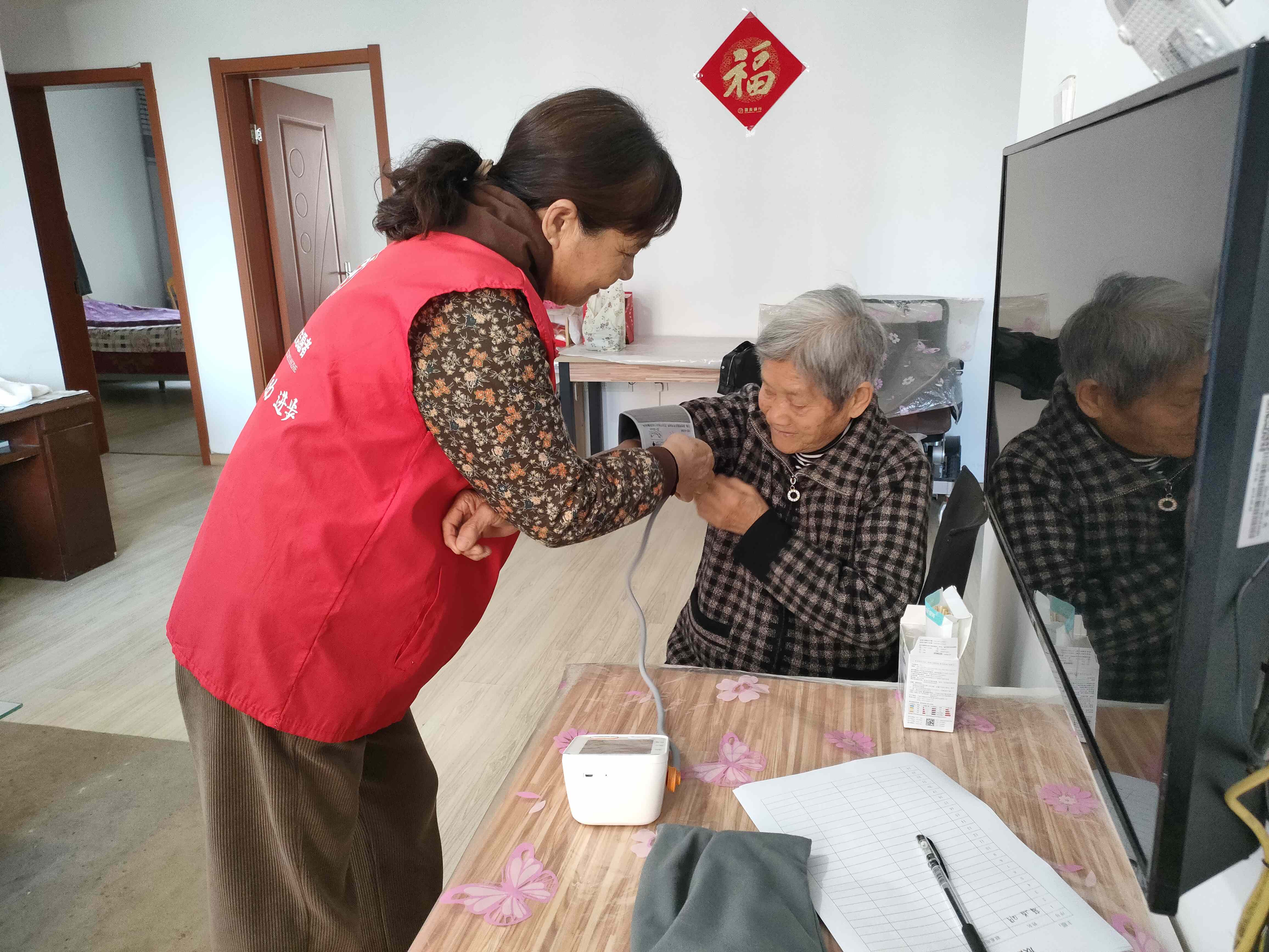 合肥市烟墩街道欣园社区关工委组织“五老”开展“爱心相伴 健康常伴”入户测量血压血糖活动