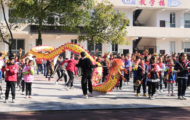 湖南省吉首市河溪镇中心小学关工委：少年龙舞展风采 阳光体育伴成长