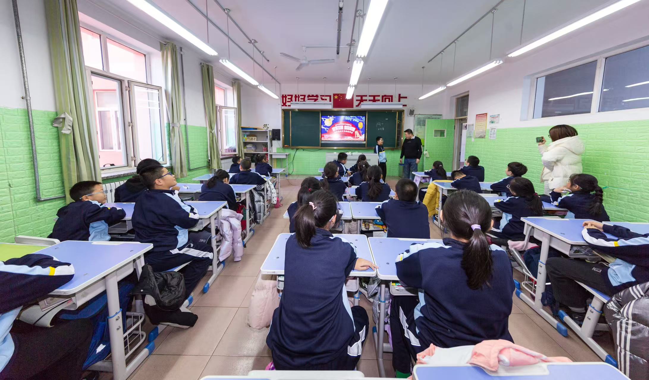 “强基工程 文化润园”暨非遗相声文化进校园活动走进大庆市让胡路区第四十二中学、东湖三小