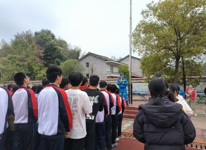 江西抚州崇仁县礼陂镇初级中学关工委蓝豹救援队开展“三防”安全知识宣讲