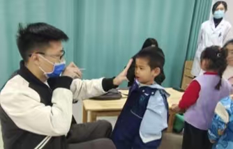 江苏省徐州市铜山区泉润路幼儿园关工委开展“健康明眸，照亮未来”视力筛查活动