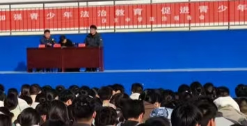江苏省徐州市铜山区汉王镇中心中学关工委举办“加强青少年法治教育，促进青少年健康成长”法治教育报告会