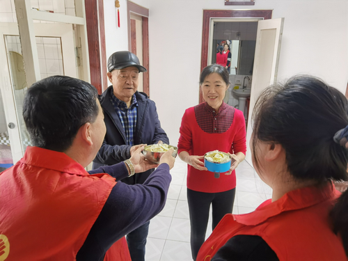 黑龙江省牡丹江市阳明区东风社区关工小组开展“关爱老人 情暖社区”活动