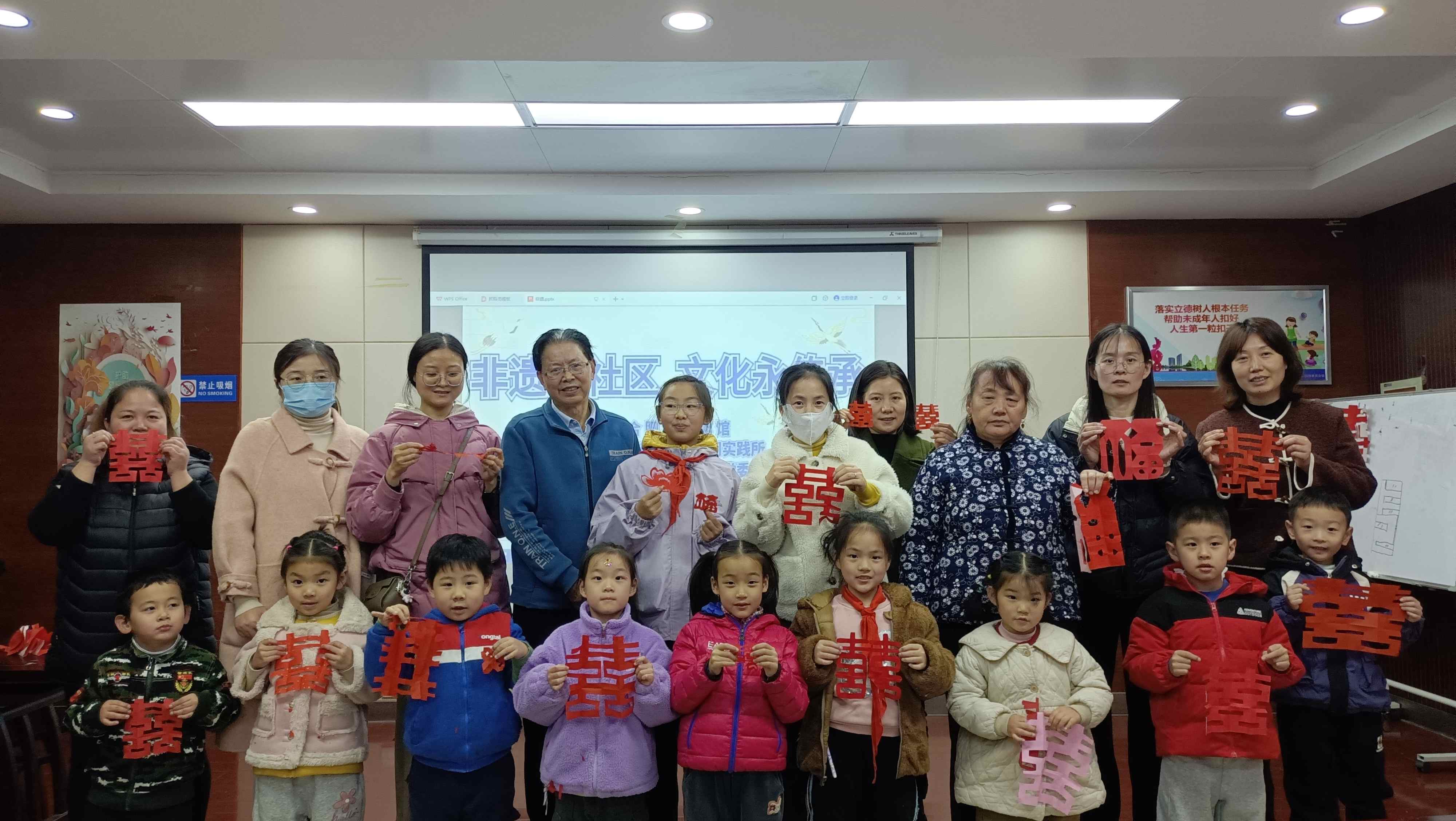 合肥市烟墩街道欣园社区关工委开展“非遗进社区 文化永传承”为主题的一期非遗亲子剪纸活动圆满落下帷幕