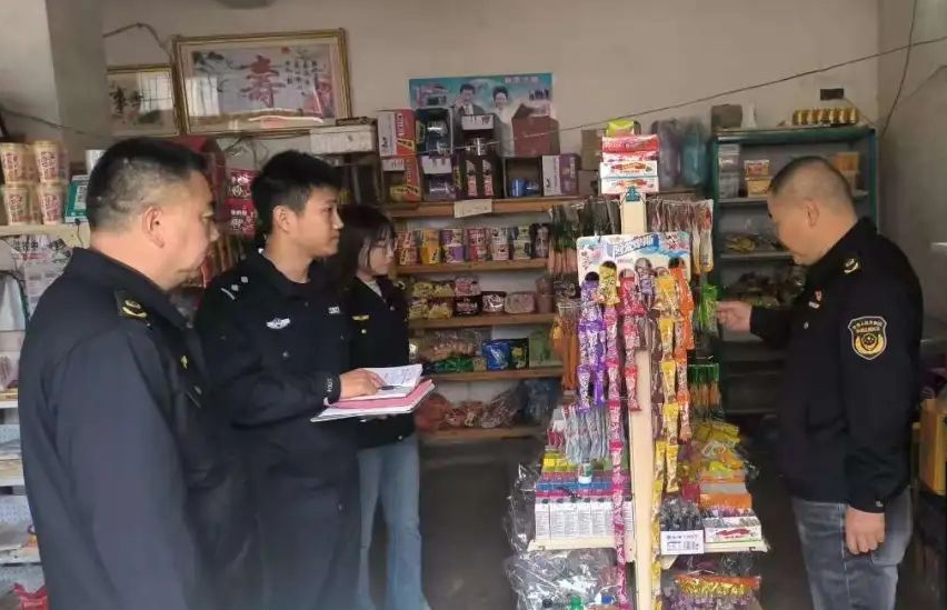 江西省抚州市崇仁县关工委开展“市监+公安”联合开展校园周边环境专项整治行动