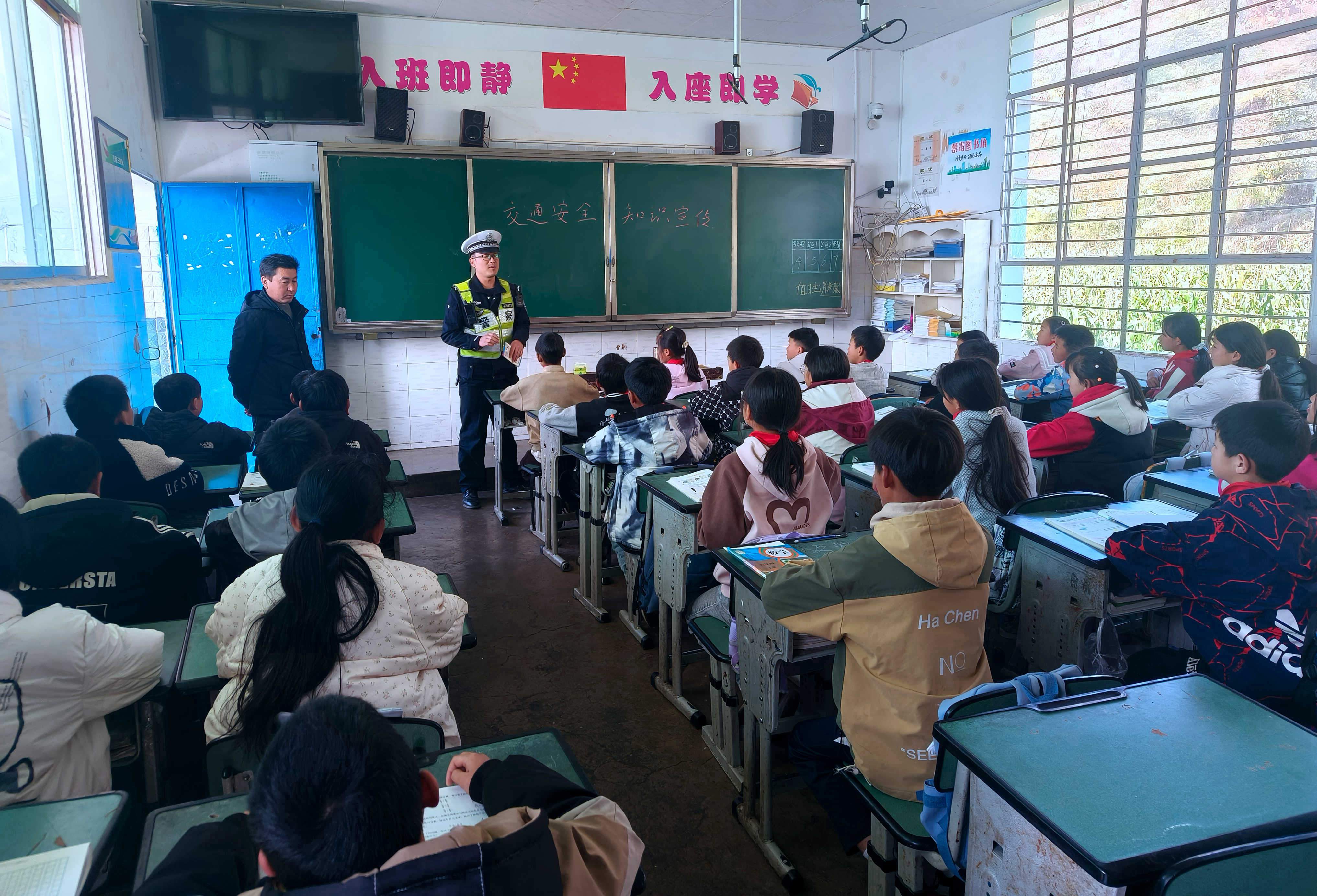 四川省凉山州会东县洛左小学关工委联合嘎吉交警中队开展交通安全宣传活动