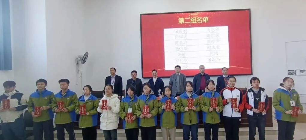 寒冬助学照亮前行路，工会爱心帮扶暖人心