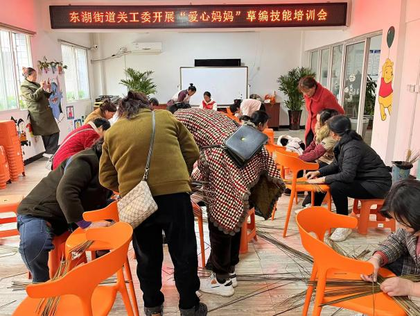 “爱心妈妈”草编培训送技能 乡村振兴助发展——四川省自贡市富顺县东湖街道关工委开展编织培训活动