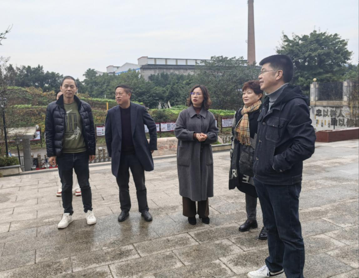 四川省泸州市龙马谭区教育和体育局关工委调研尹吉甫学校关工委工作