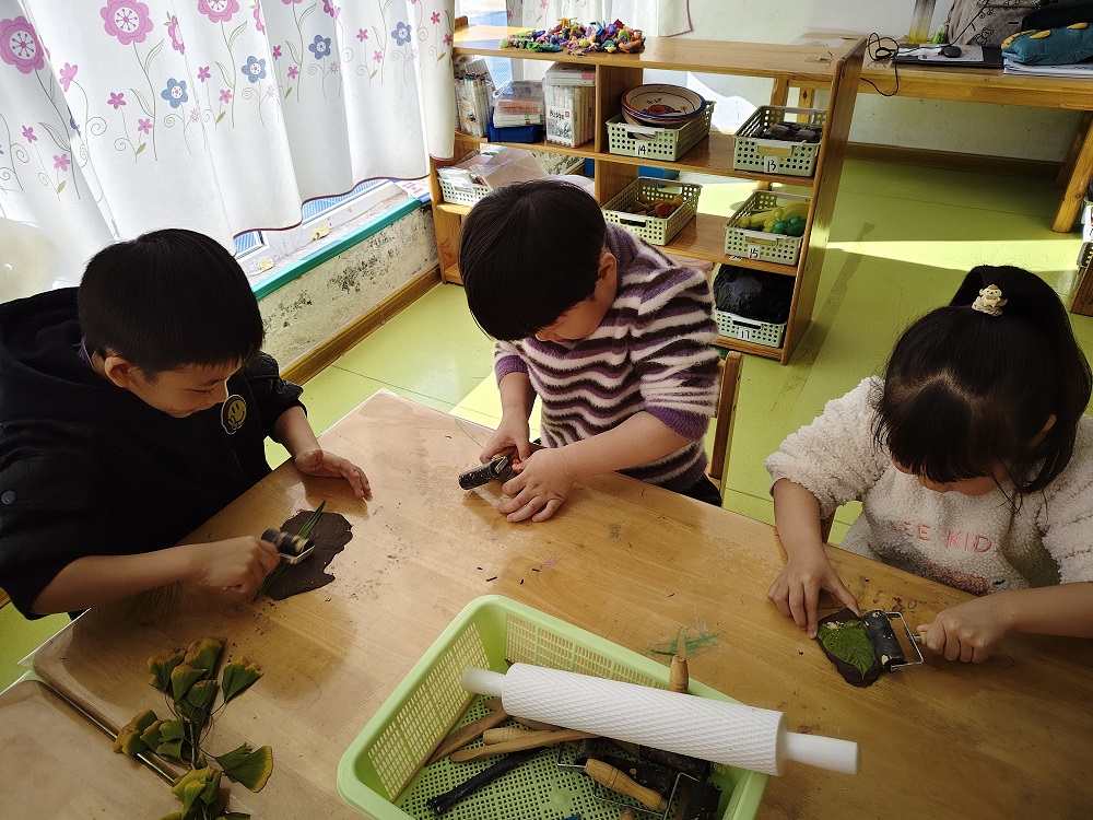 徐州经济技术开发区徐庄镇山黄村关工委开展“体验拓印之美 传承非遗文化”拓印研学活动