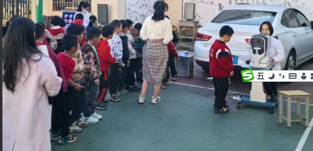 江西抚州崇仁县三山乡中心小学开展全面视力检测，疾控中心与关工委联手守护青少年视力健康