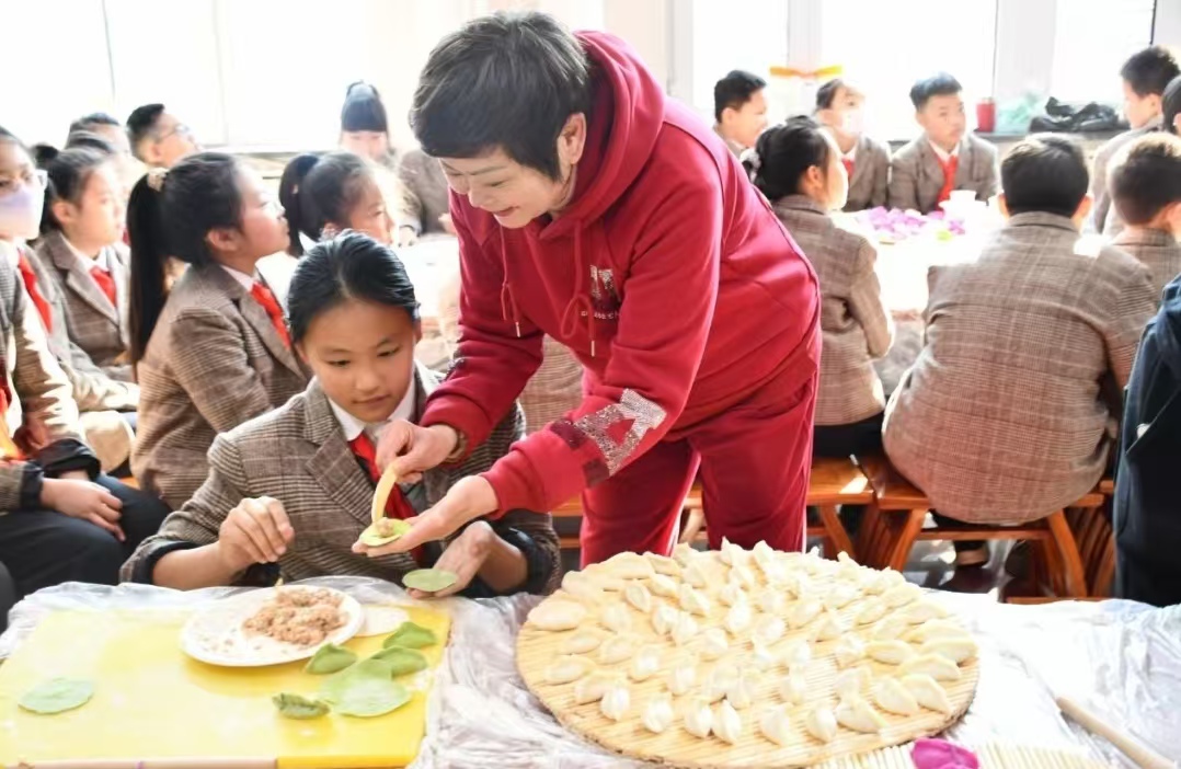 黑龙江省牡丹江市江南实验学校关工委举行“暖冬饺子宴·五老同聚情” ——“五老”进校园活动