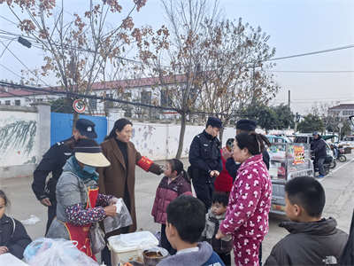 连云港市灌南县三口小学关工委支部与灌南县公安局三口派出所共同做好“护学”工作