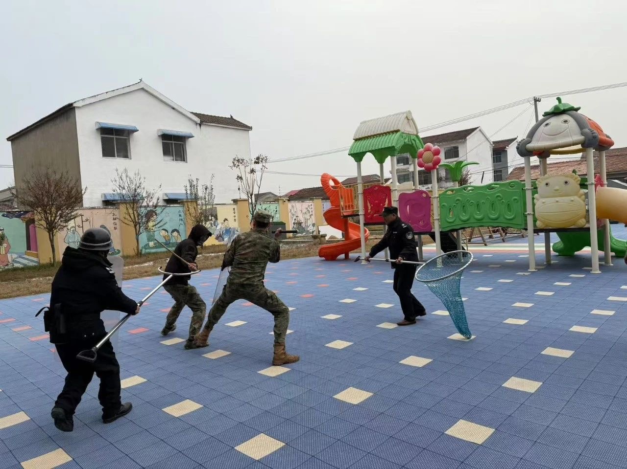 江苏省徐州经济技术开发区徐庄镇重埠村关工委开展防恐防暴应急演练