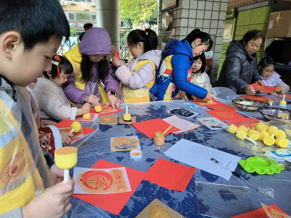 四川省成都市金牛区银沙社区关工委开展“睦邻友好情·共制新春福 ”主题活动