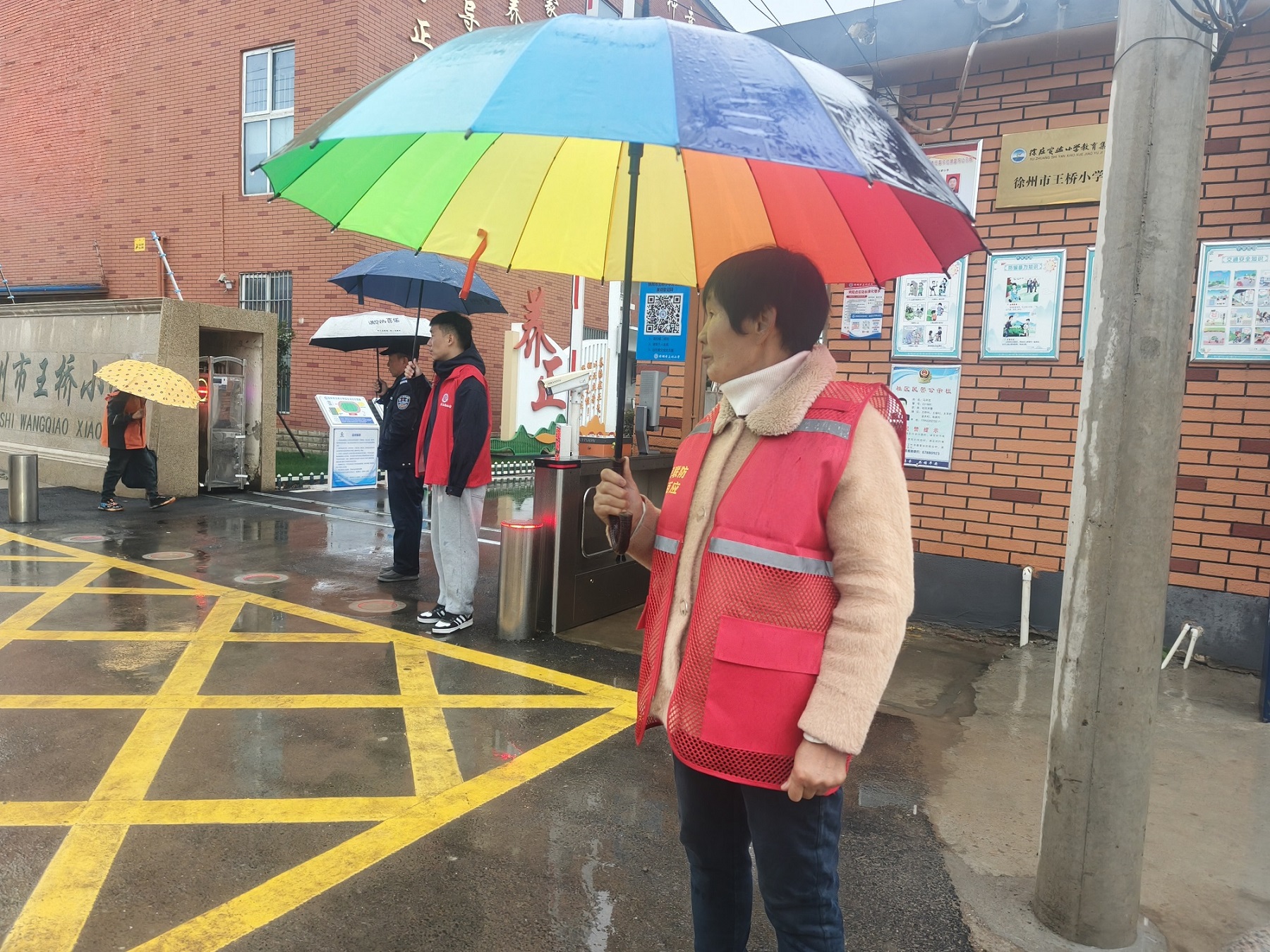 江苏省徐州经开区徐庄镇王桥村关工委开展“‘五老’护学岗 爱满成长路”活动