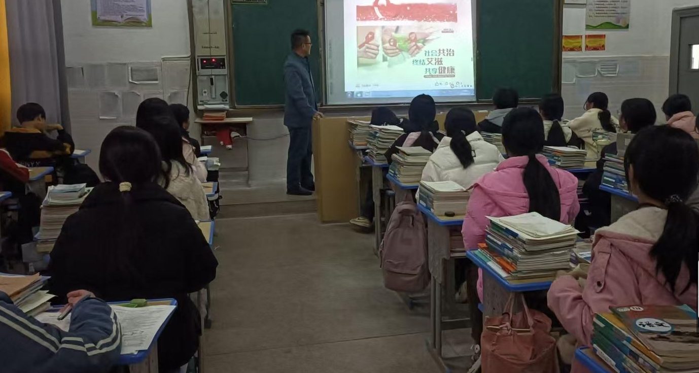 江西省抚州市崇仁县白陂中学关工委组织全校开展预防艾滋病主题班会